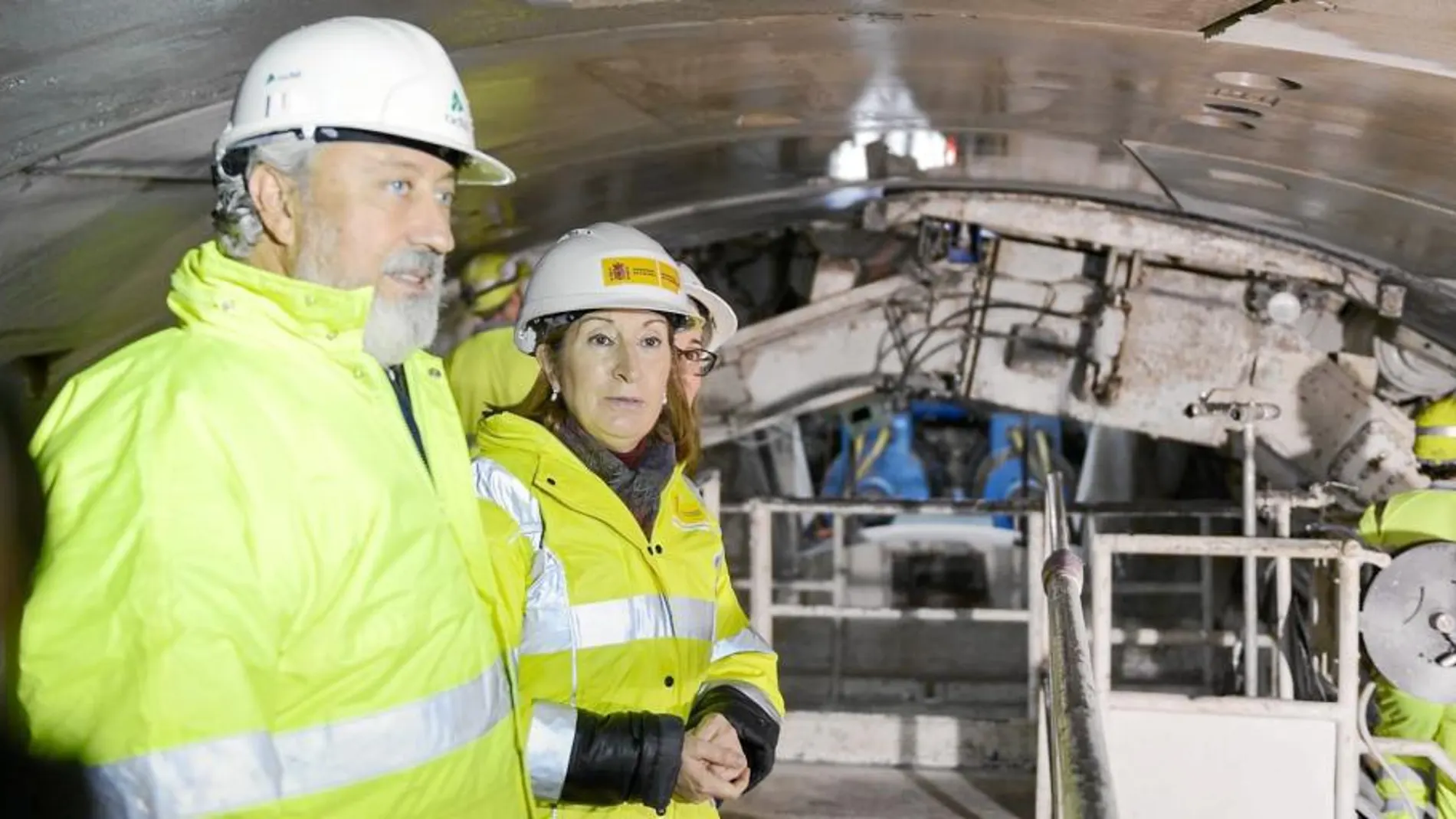 La ministra de Fomento, Ana Pastor, durante una visita a las obras de Galicia en el tramo del túnel de Bolaños (Ourense)