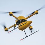 Un dron de una empresa de mensajería trasladando medicinas