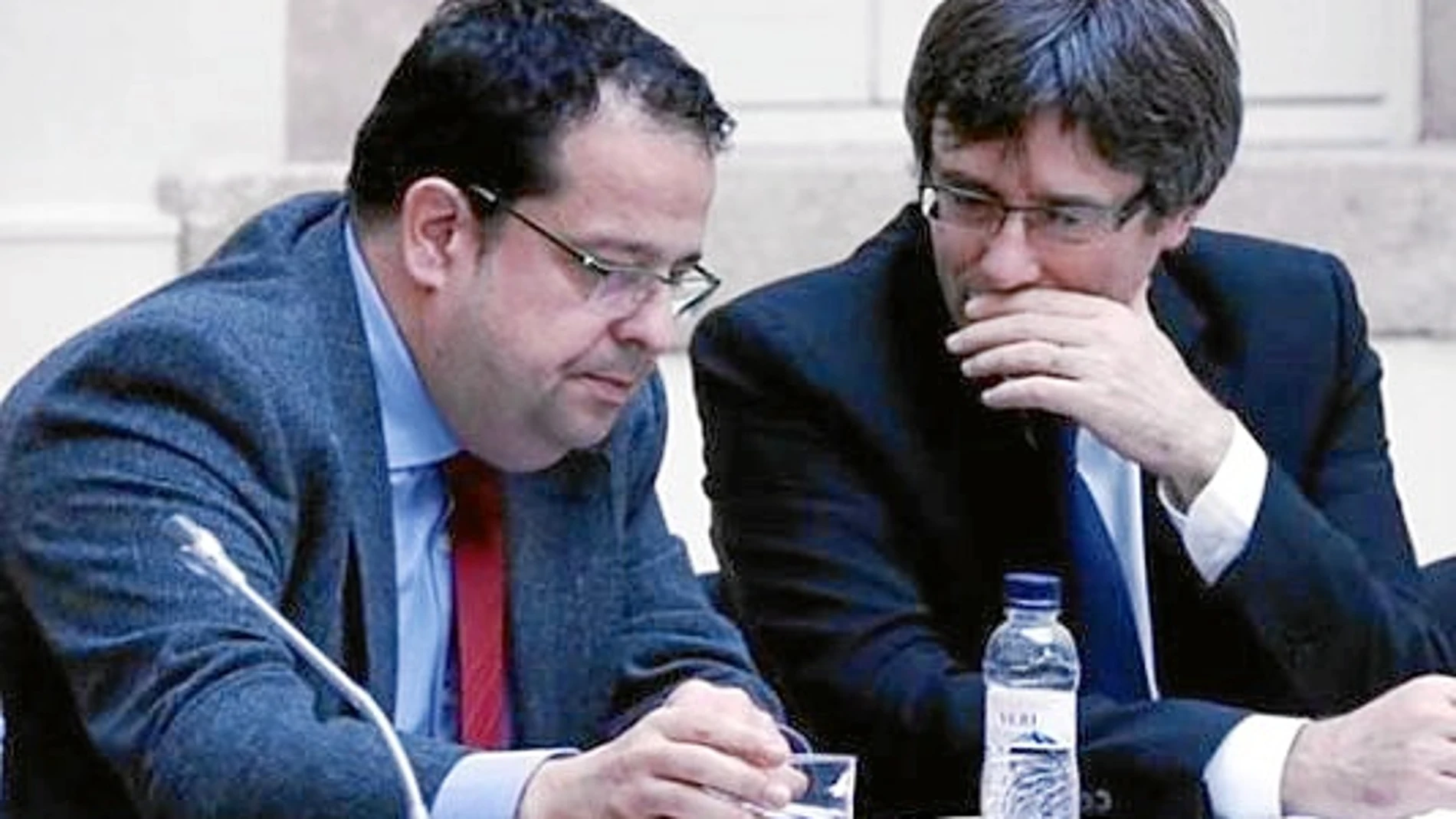 El presidente de la Generalitat, Carles Puigdemont, y el líder del Pacto por el Referéndum, Joan Ignasi Elena