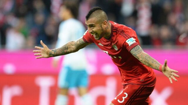 El jugador del Bayern Múnich, Arturo Vidal, celebra su gol tras anotar el 3-0 durante el partido contra el FC Schalke