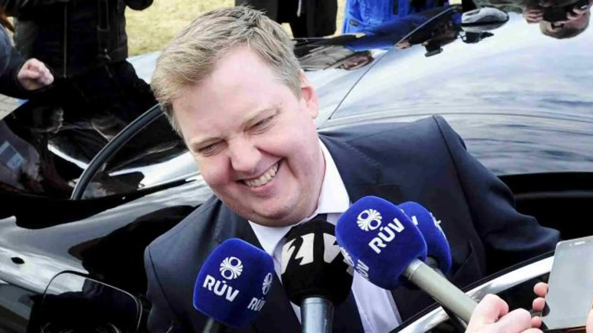 El primer ministro islandés, Sigmundur David Gunnlaugsson, habla con los medios tras presentar su dimisión.