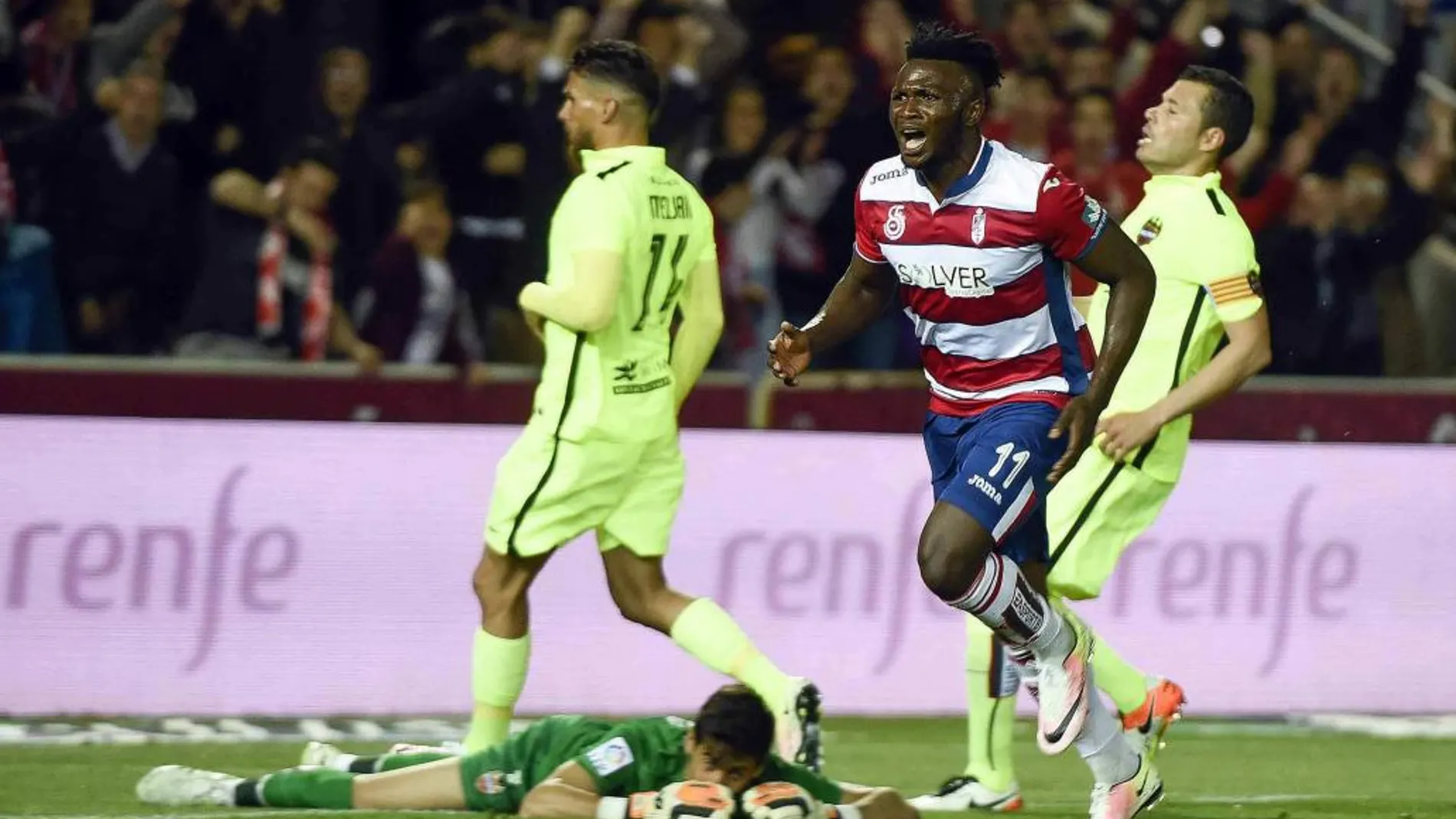 El delantero del Granada Isaac Success (c) bate al portero del Levante en el primer gol para su equipo