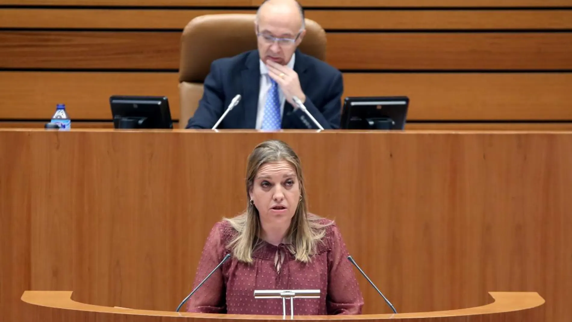 La procuradora del PP, María Ángeles García, defiende en el pleno esta propuesta de igualdad