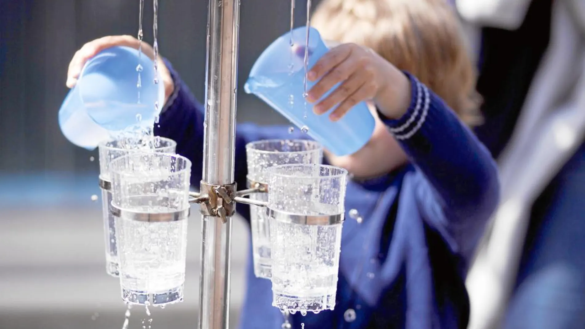 El agua es el producto alimenticio más controlado del mundo, con una legislación europea y estatal extremadamente exigente