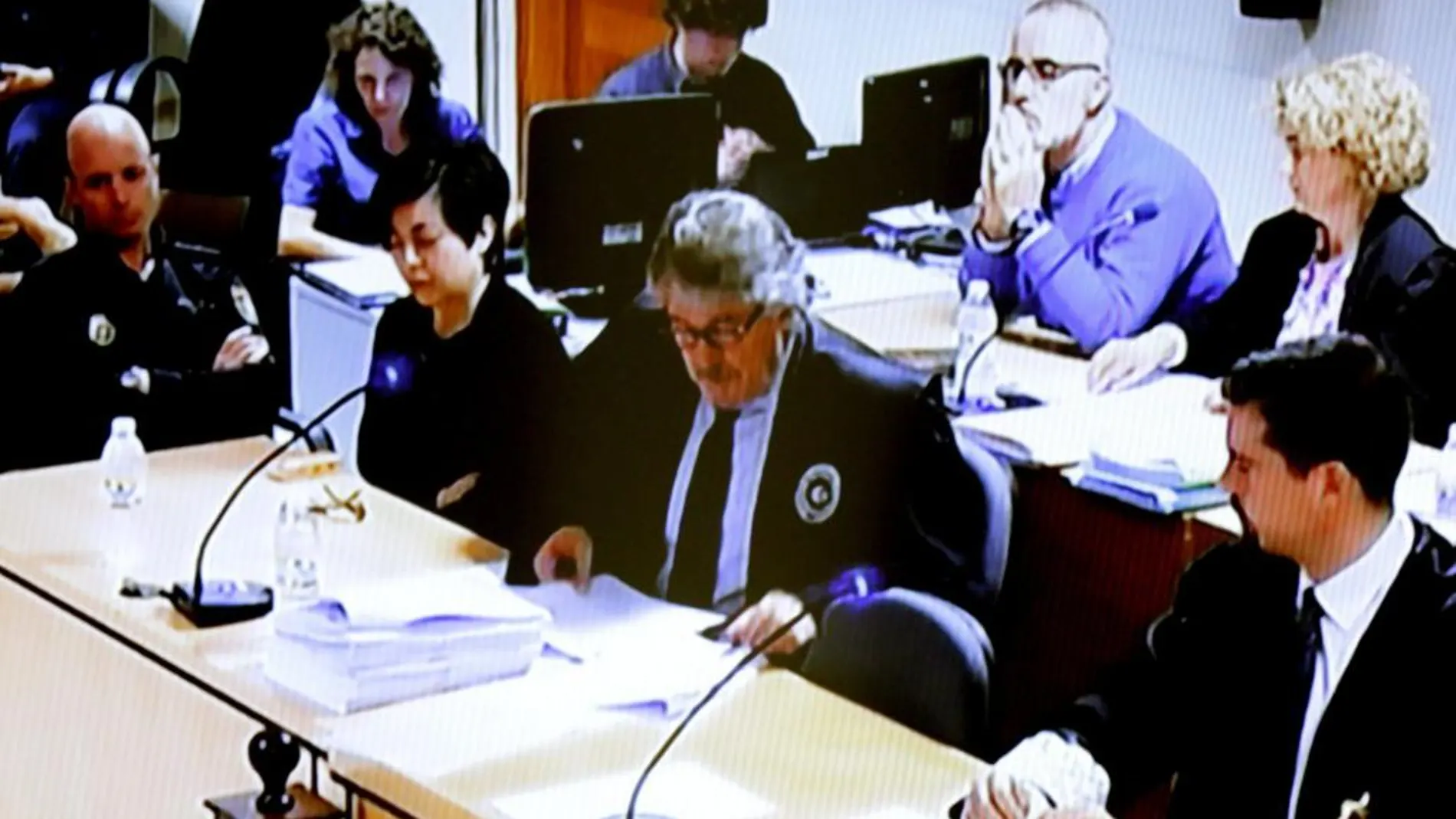 Rosario Porto junto a su abogado. En la parte superior, Alfonso Basterra se tapa la boca con las manos