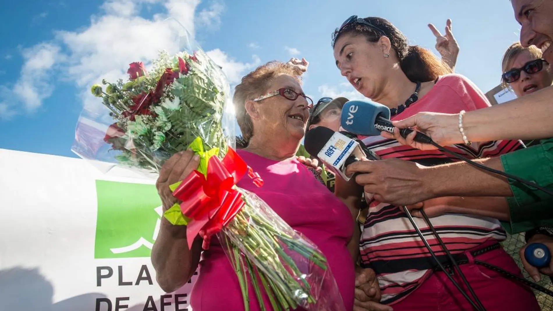 Josefa Hernández, acompañada por sus familiares, a su salida del centro penitenciario de Tahíche