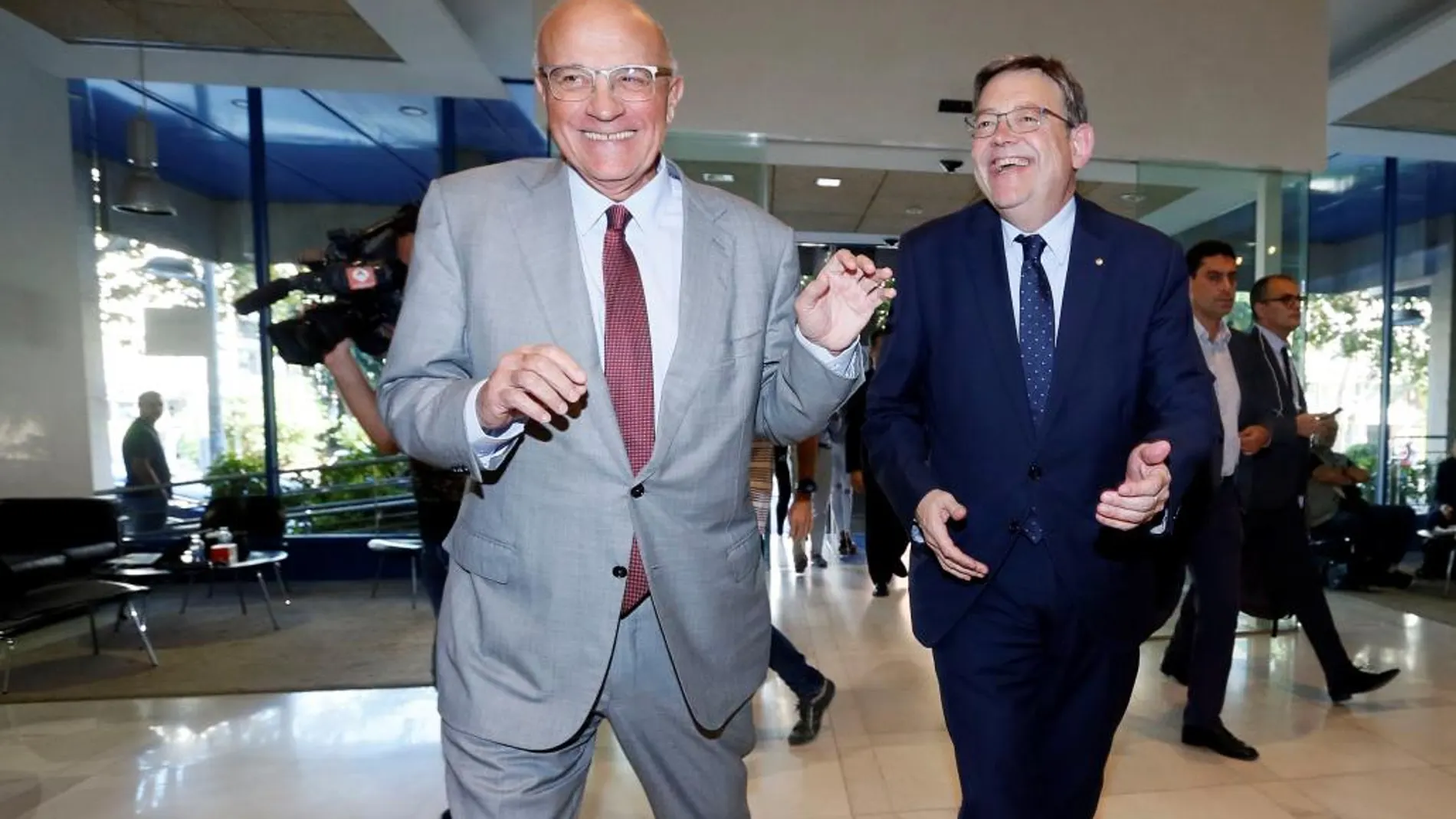 El Presidente del Banco Sabadell, Josep Oliu (i) y el presidente de la Generalitat, Ximo Puig