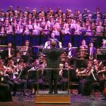 El australiano Kynan Johns fue el encargado de dirigir la Orquesta Clásica Santa Cecilia y la Sociedad Coral Excelentia de Madrid, cuya interpretación del «Requiem» de Verdi fue muy aplaudida