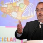 El consejero de Educación, Fernando Rey, presenta la publicación «Pequeños Gestos, Grandes Soluciones» editada por el Consorcio Provincial de Residuos de Palencia