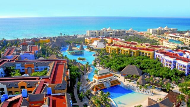 Panorámica del Resort de Iberostar en Riviera Maya, que incluye cinco hoteles al lado del mar