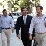 Zoilo Ruiz-Mateos (d), su abogado (c), y su hermano Pablo Ruiz-Mateos (i), a su llegada a la Audiencia Provincial de Baleares
