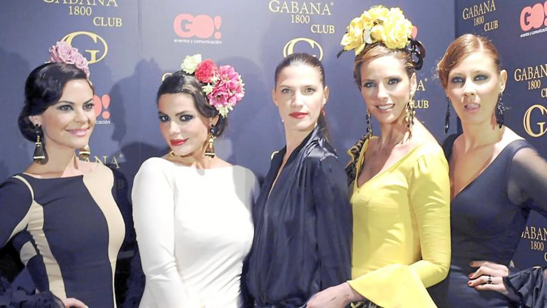 Las modelos María José Suárez, Marisa Jara, Laura Sánchez, Estefanía Luyk y Elisabeth Reyes, durante el desfile en Gabana