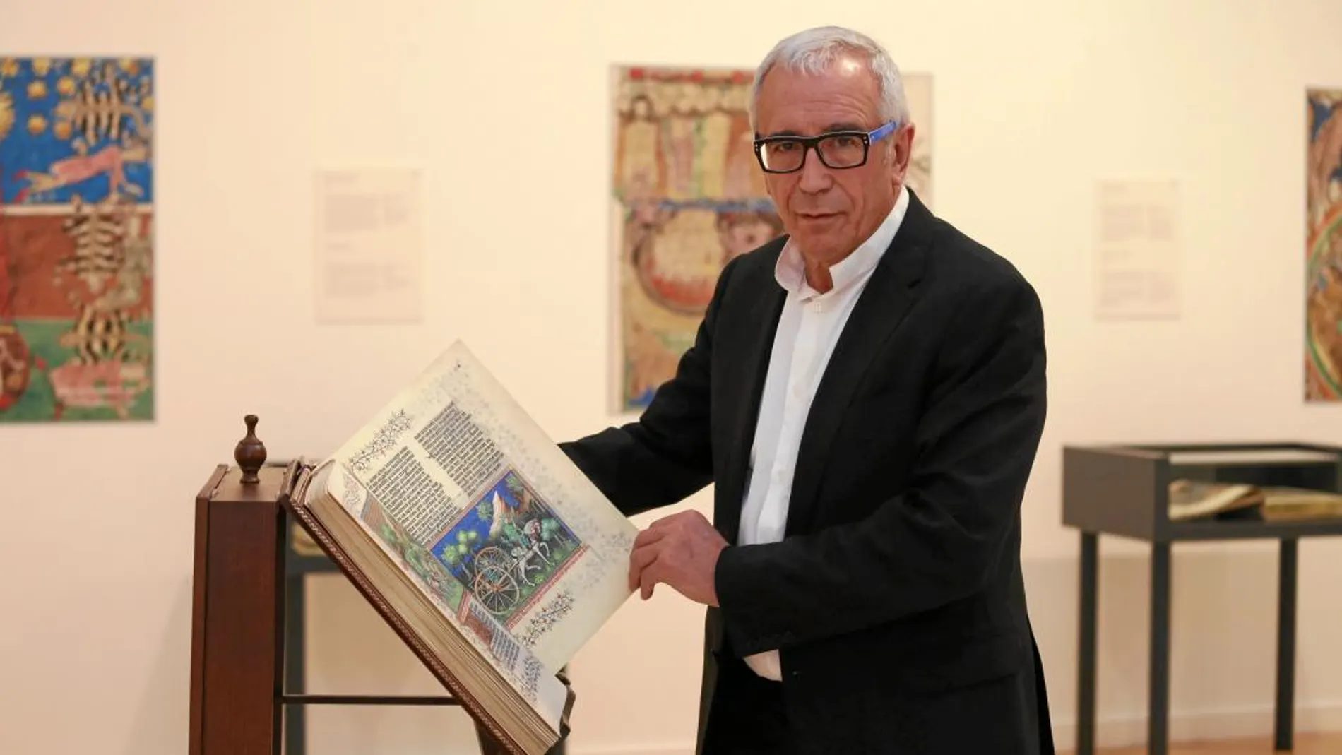 El editor Manuel Moleiro junto a uno de sus «tesoros» que se pueden contemplar en el Círculo de Bellas Artes de Madrid