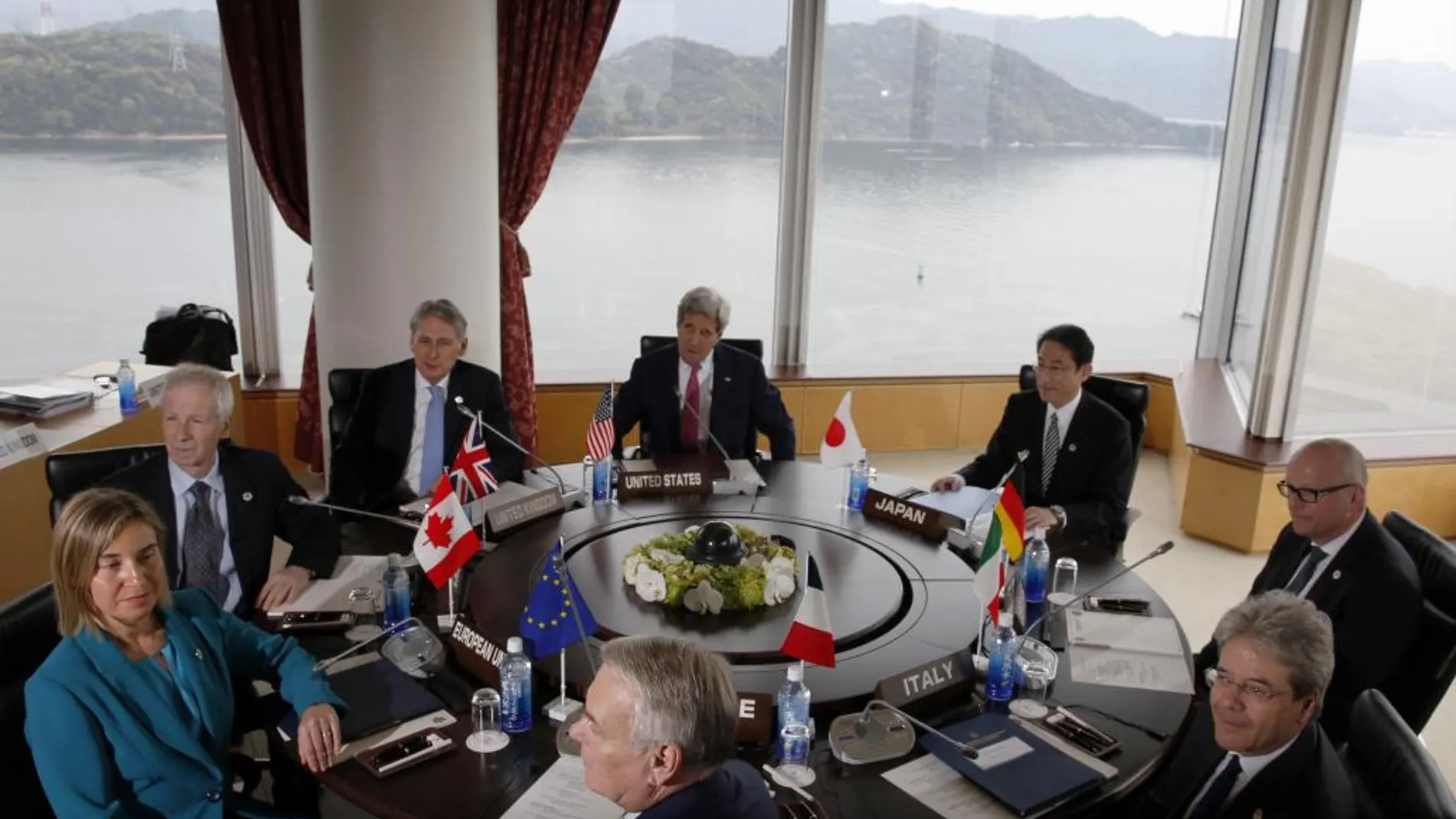Los ministros de Exteriores de Japón, Estados Unidos, Canadá, Francia, Reino Unido, e Italia, y la jefa de la diplomacia europea, Federica Mogherini en la reunión del G7
