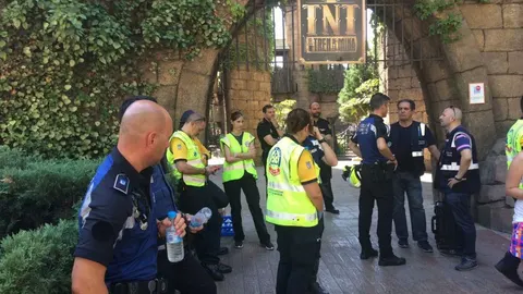 Fotografía facilitada por Emergencias del Ayuntamiento de Madrid que muestra las inmediaciones del lugar en el que un total de 33 personas, algunas de ellas menores de edad, han resultado heridas leves al chocar dos convoyes del Tren de la mina