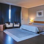 El alojamiento es el único de categoría cinco estrellas de la ciudad y cuenta con 147 habitaciones, entre ellas cinco suites