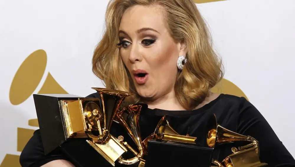 Adele sujeta su premio Grammy