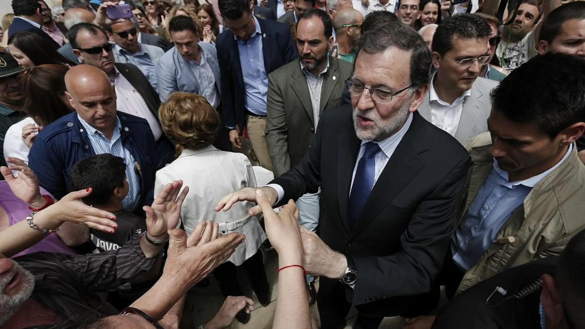 El presidente del Gobierno en funciones, Mariano Rajoy, saluda a los vecinos de la localidad valenciana de Alfafar