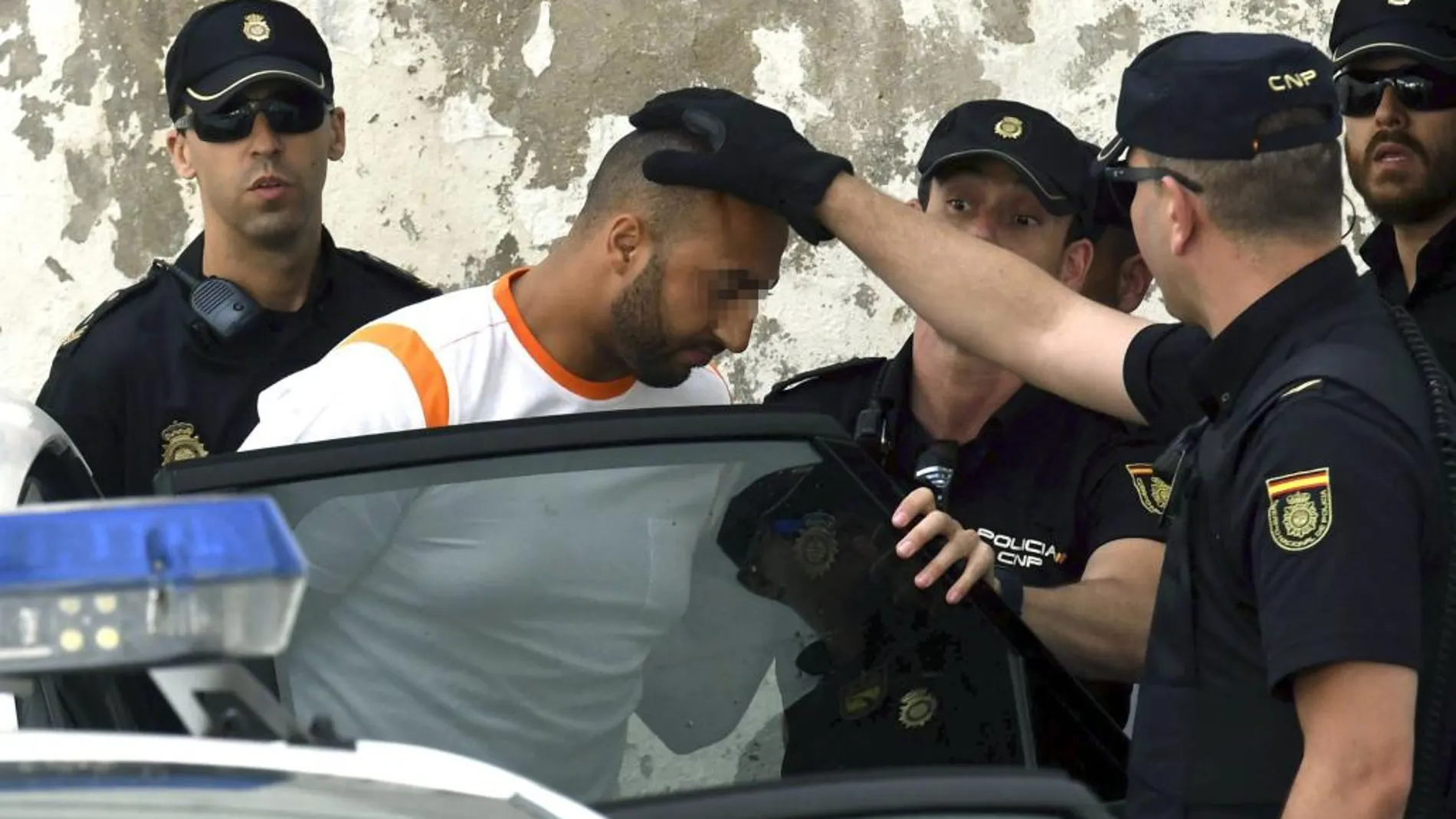 Uno de los dos detenidos por el atropello y posterior accidente del pasado domingo en Marbella, a su salida del edificio judicial