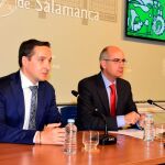 Javier Iglesias y Juan Manuel Corchado, tras firmar los acuerdos