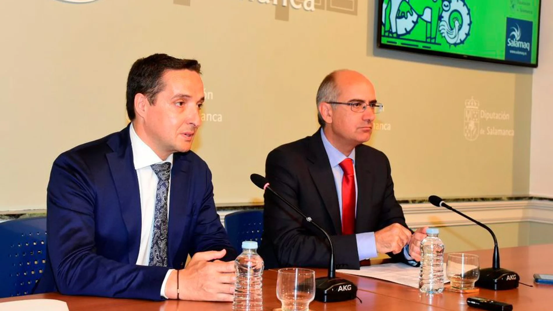Javier Iglesias y Juan Manuel Corchado, tras firmar los acuerdos