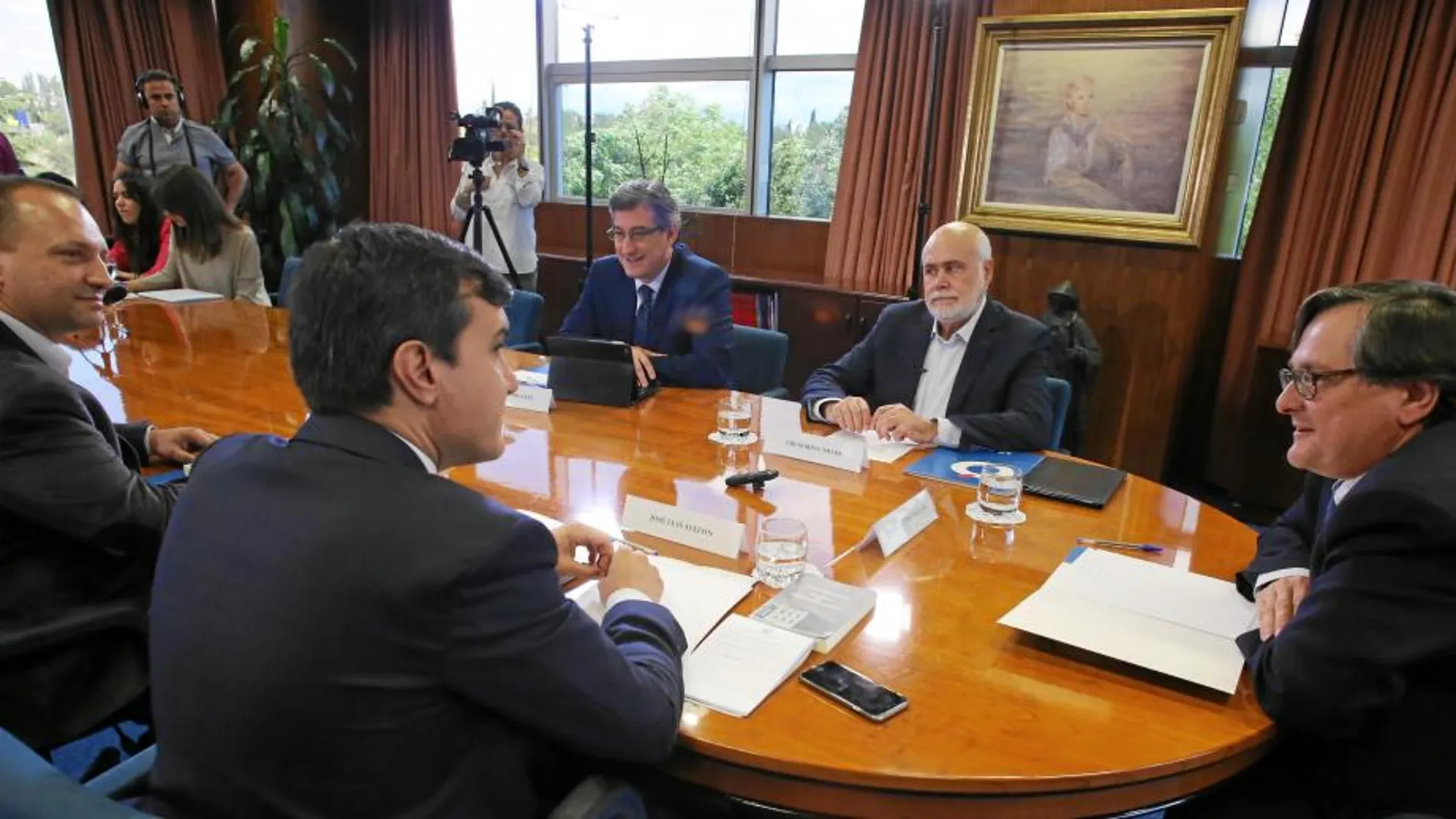 Rubén Martínez Dalmau (Podemos), José Luis Ayllón (PP), el director de LA RAZÓN, Francisco Marhuenda, Gregorio Cámara (PSOE) e Ignacio Prendes (C’s), ayer durante el debate