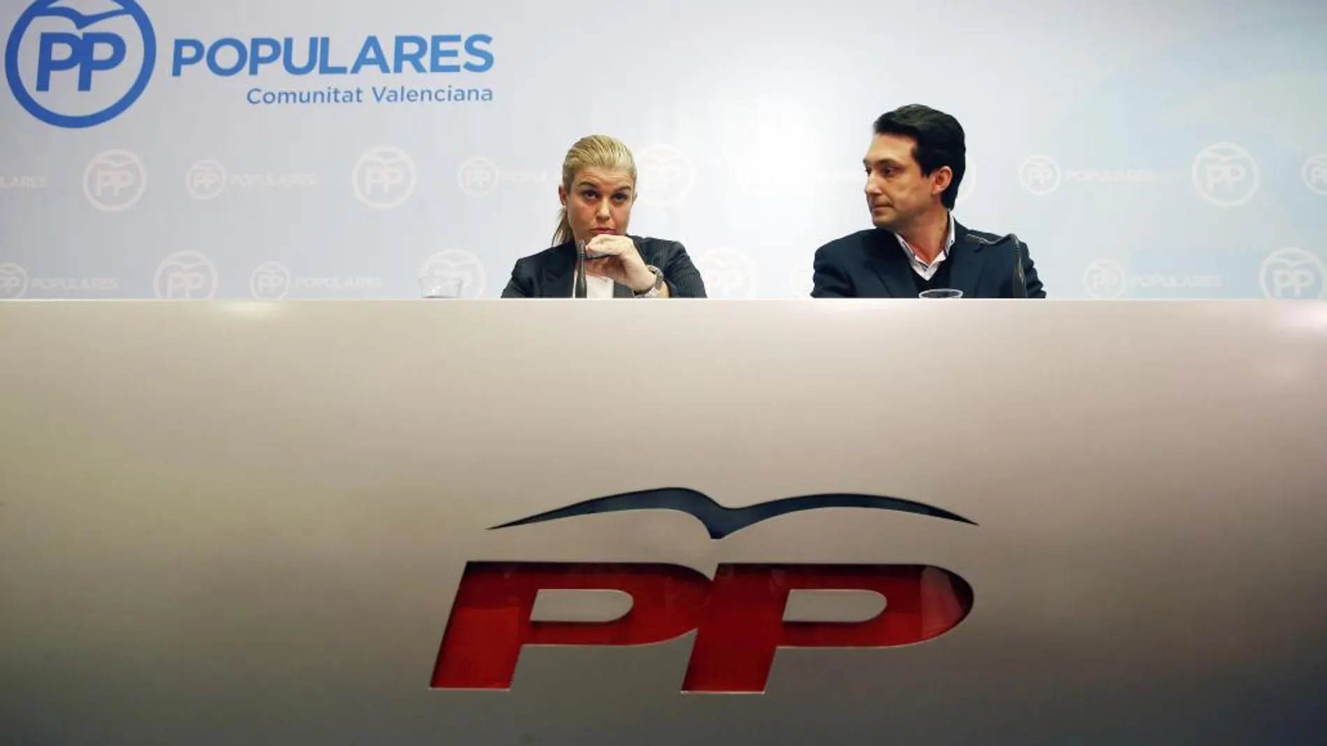 La coordinadora general del PP de la Comunitat Valenciana, Eva Ortiz, y el presidente del Partido Popular de la provincia de Valencia, Vicente Betoret, durante la rueda de prensa.