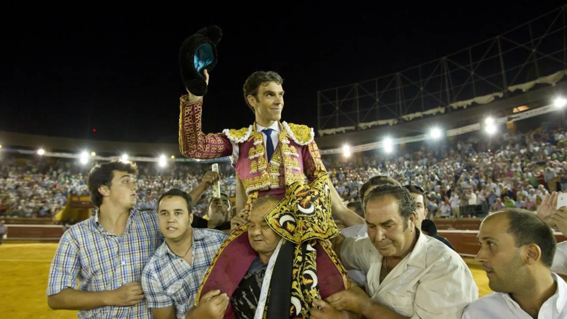 José Tomás saliendo por la puerta grande de Huelva en su última comparecencia en 2012