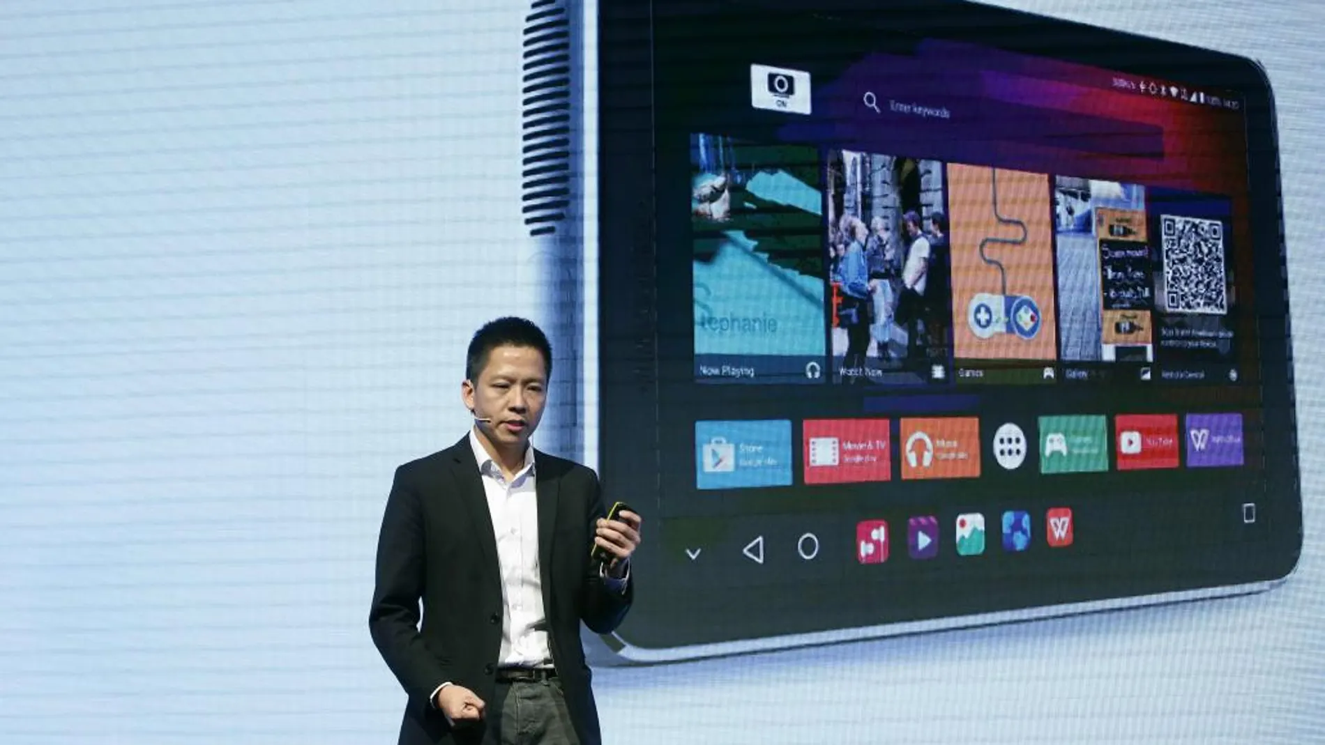 Waiman Lam, de la multinacional tecnológica china ZTE, durante la presentación del dispositivo Spro Plus, un pequeño proyector portátil inteligente que dispone de una pantalla táctil de 8,4 pulgadas con una resolución de 2K