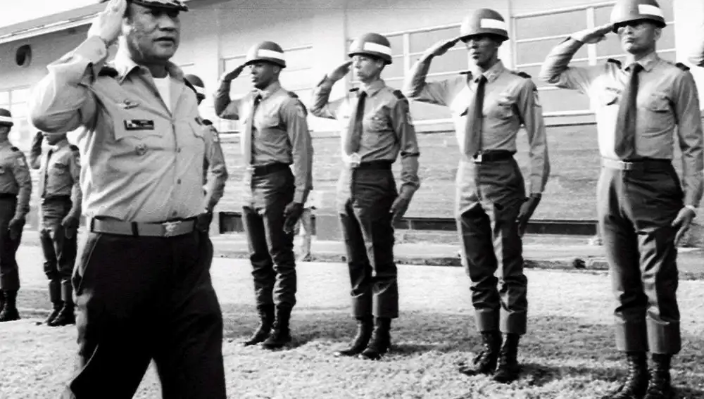 Foto de archivo del dictador panameño Manuel Antonio Noriega (izq) mientras saluda a las tropas en una localización no identificada en Panamá, en 1985