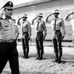 Foto de archivo del dictador panameño Manuel Antonio Noriega (izq) mientras saluda a las tropas en una localización no identificada en Panamá, en 1985