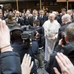 El Papa saluda a los fieles en la puerta de Santa Ana