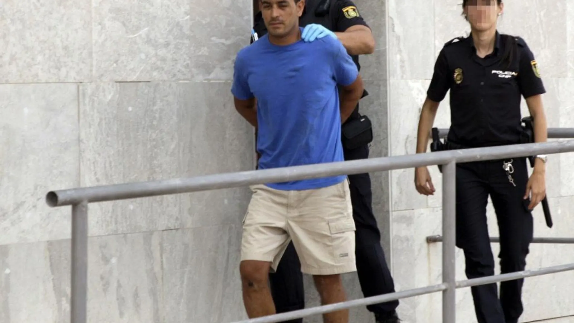 Momento de la salida de los juzgados de Melilla del detenido