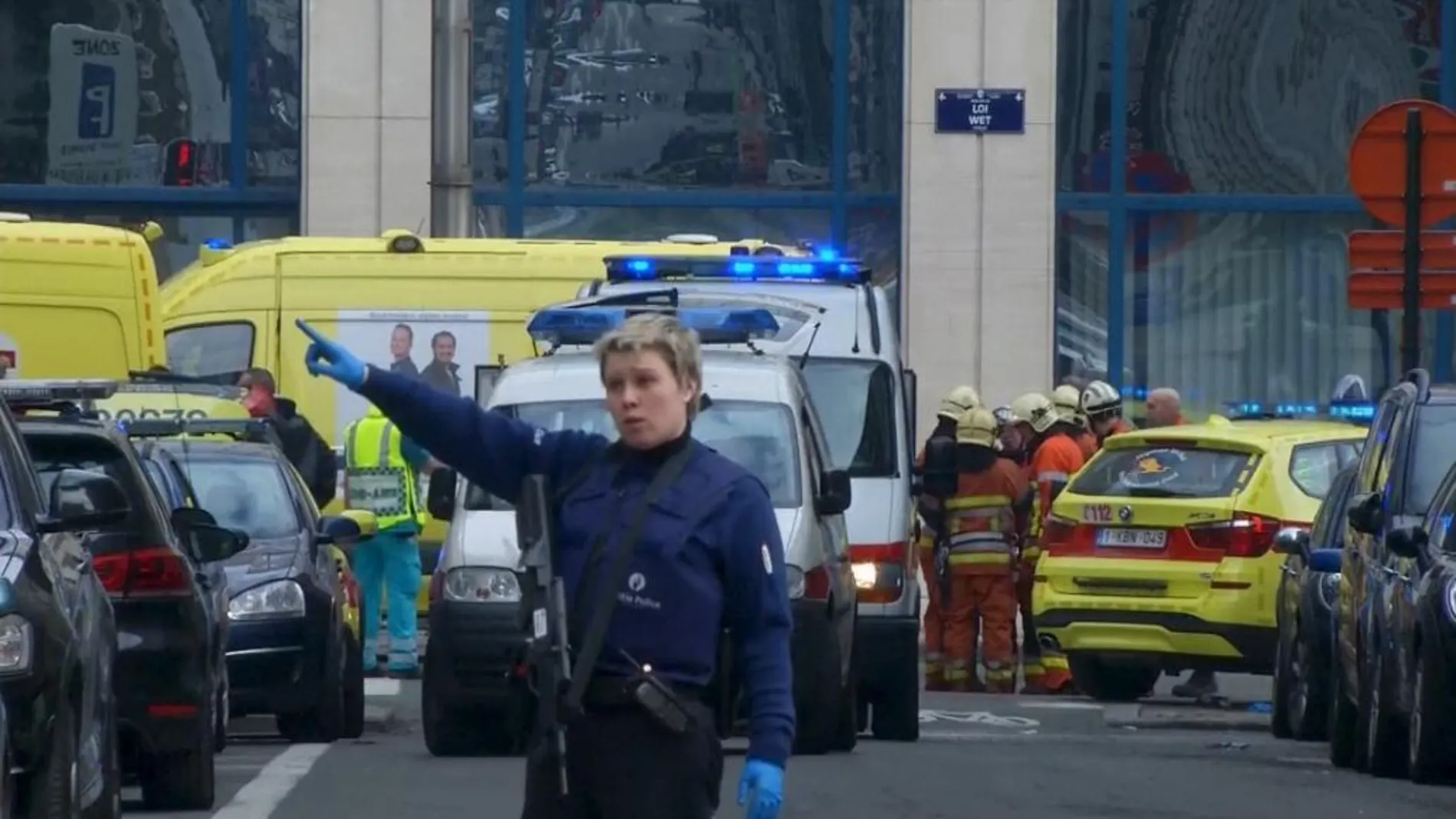 Policía y servicios de Emergencia en el metro del barrio europeo de Bruselas