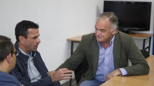 El eurodiputado por el Partido Popular Esteban González Pons con el gobernador del estado Miranda Henrique Capriles, en Caracas
