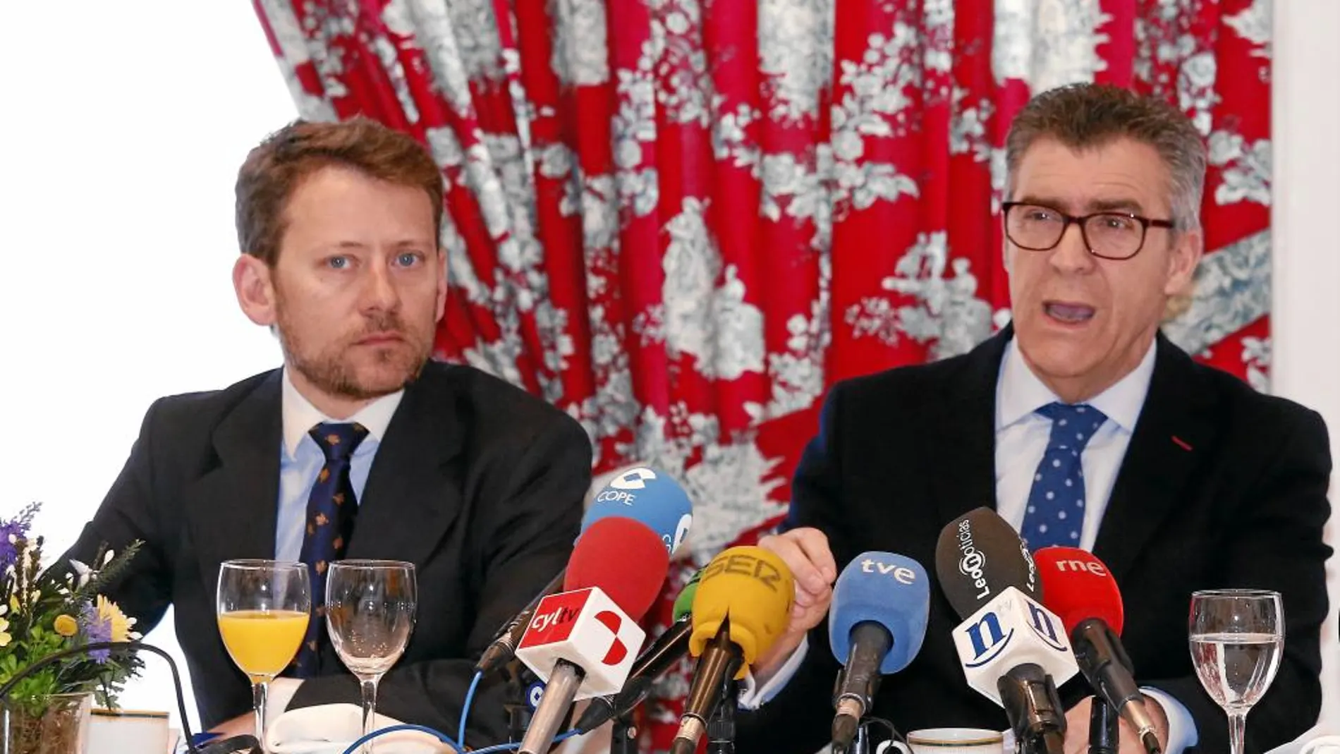 El presidente de la FELE, Javier Cepedano, junto al secretario general adjunto, Enrique Suárez
