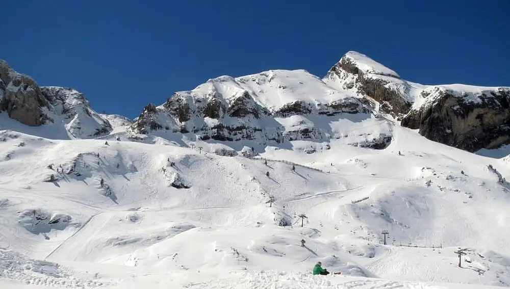 Candanchú sorprende por su verticalidad y su paisaje alpino