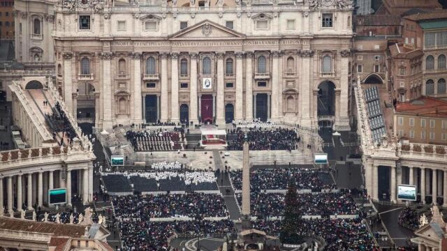 Vista aérea de la plaza de San Pedro. Miles de católicos de todo el mundo asistieron ayer a la apertura de la Puerta Santa y a la inauguración del Jubileo Extraordinario de la Misericordia.