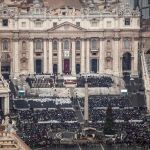 Vista aérea de la plaza de San Pedro. Miles de católicos de todo el mundo asistieron ayer a la apertura de la Puerta Santa y a la inauguración del Jubileo Extraordinario de la Misericordia.