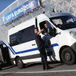 Unidades de la Policía francesa a las afueras del estadio antes del partido entre España y Turquía