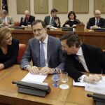 Rajoy junto a la secretaria general del PP, María Dolores de Cospedal, y el portavoz del partido en el Congreso, Rafael Hernando.
