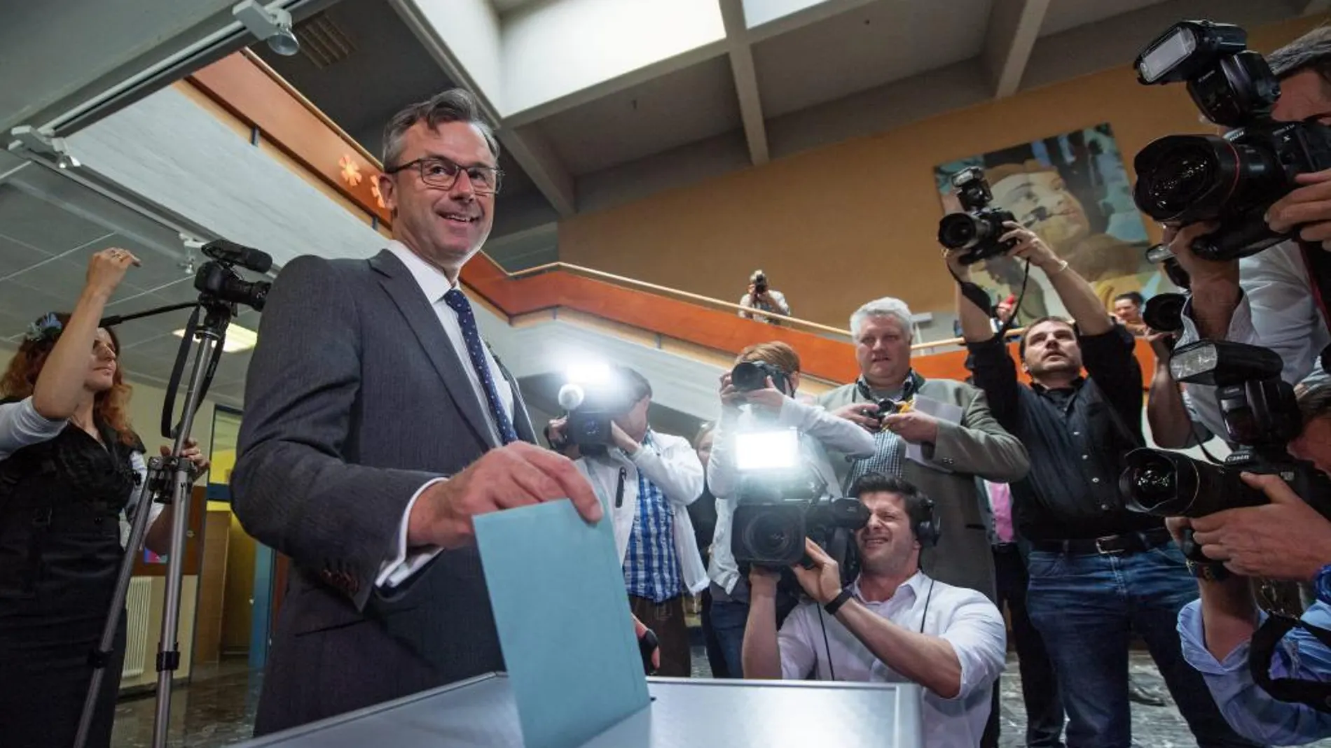 El ultranacionalista Norbert Hofer deposita esta mañana su voto