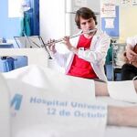 Gabriel y Aapo tocando una pieza en la Unidad de Cuidados Intensivos (UCI). 178 pacientes han participado en el ensayo