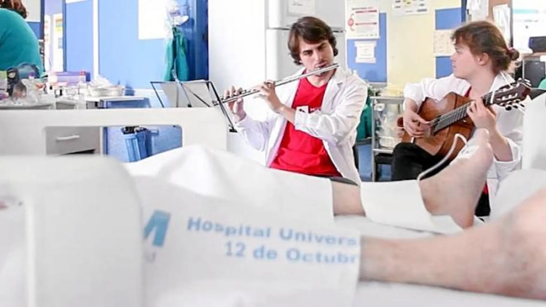 Gabriel y Aapo tocando una pieza en la Unidad de Cuidados Intensivos (UCI). 178 pacientes han participado en el ensayo