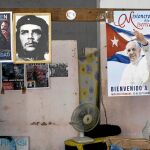 Los carteles que dan la bienvenida al Papa comparten espacio con líderes revolucionarios como el Che Guevara