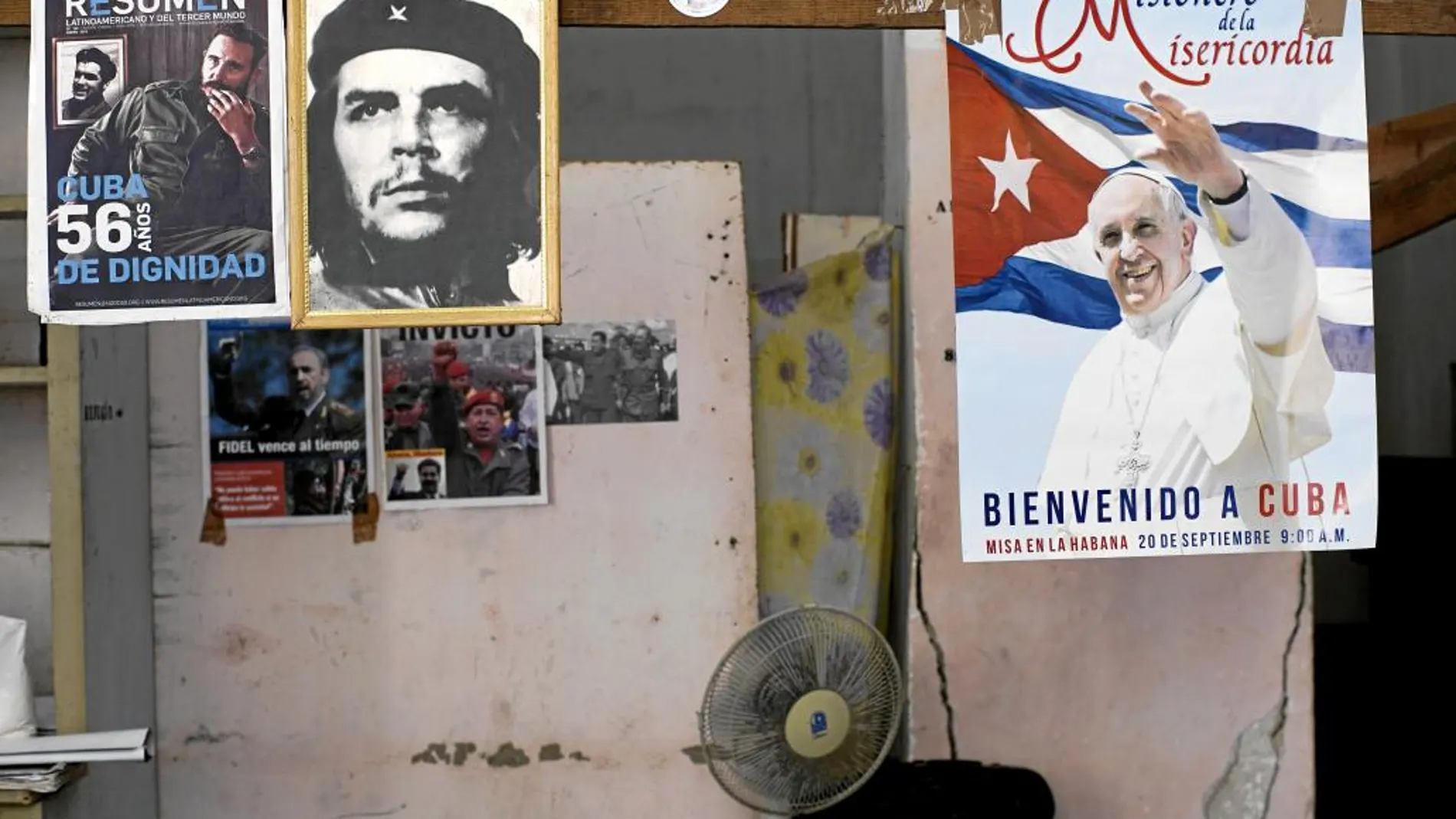 Los carteles que dan la bienvenida al Papa comparten espacio con líderes revolucionarios como el Che Guevara