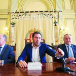 El alcalde de Valladolid, Óscar Puente, junto al rector de la UVA, Daniel Miguel, y el concejal Antonio Gato