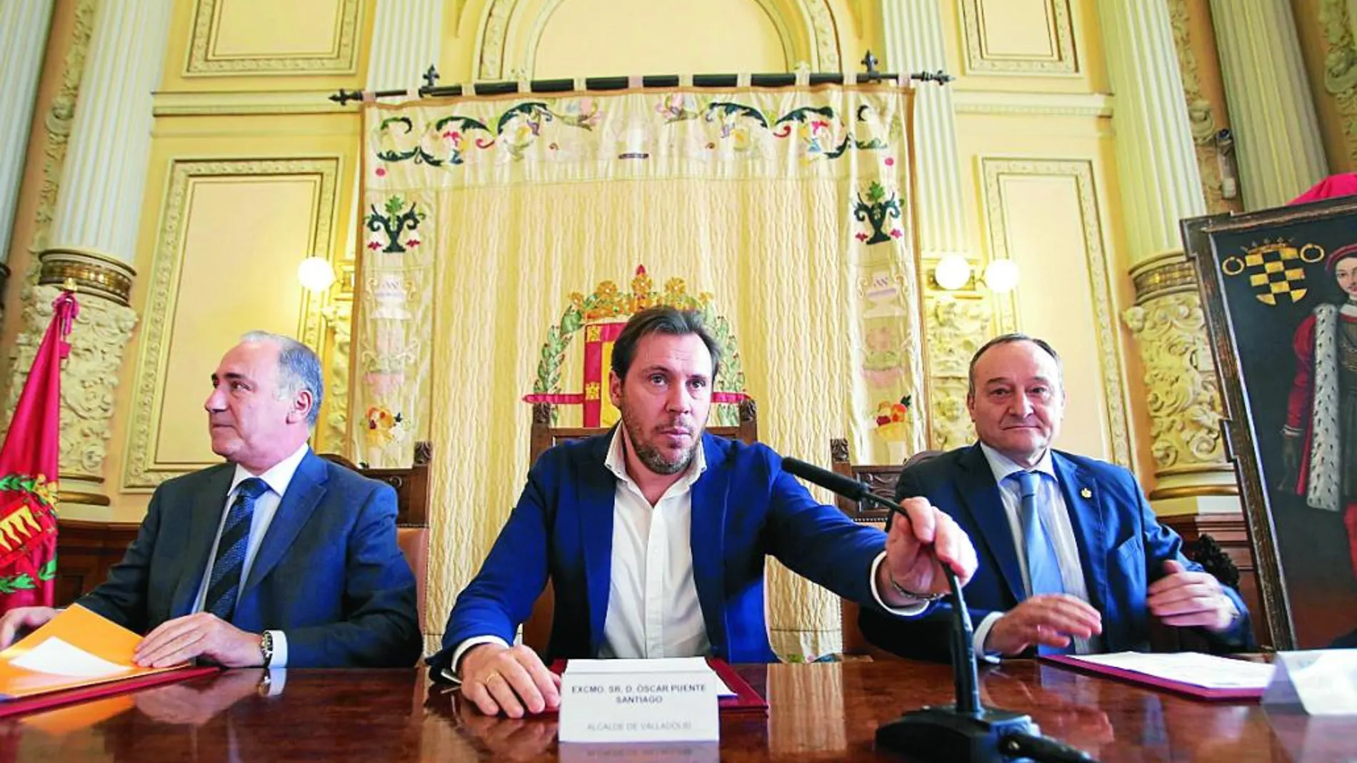 El alcalde de Valladolid, Óscar Puente, junto al rector de la UVA, Daniel Miguel, y el concejal Antonio Gato