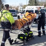 Los servicios de emergencias retiran a uno de los heridos en Canadá.