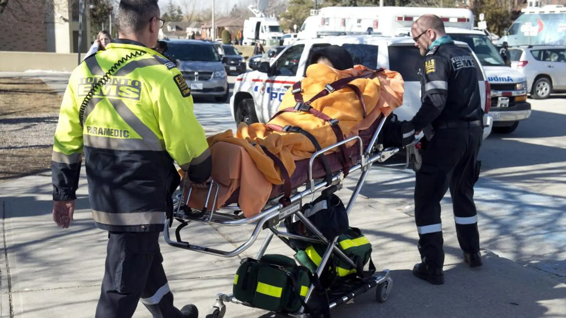 Los servicios de emergencias retiran a uno de los heridos en Canadá.